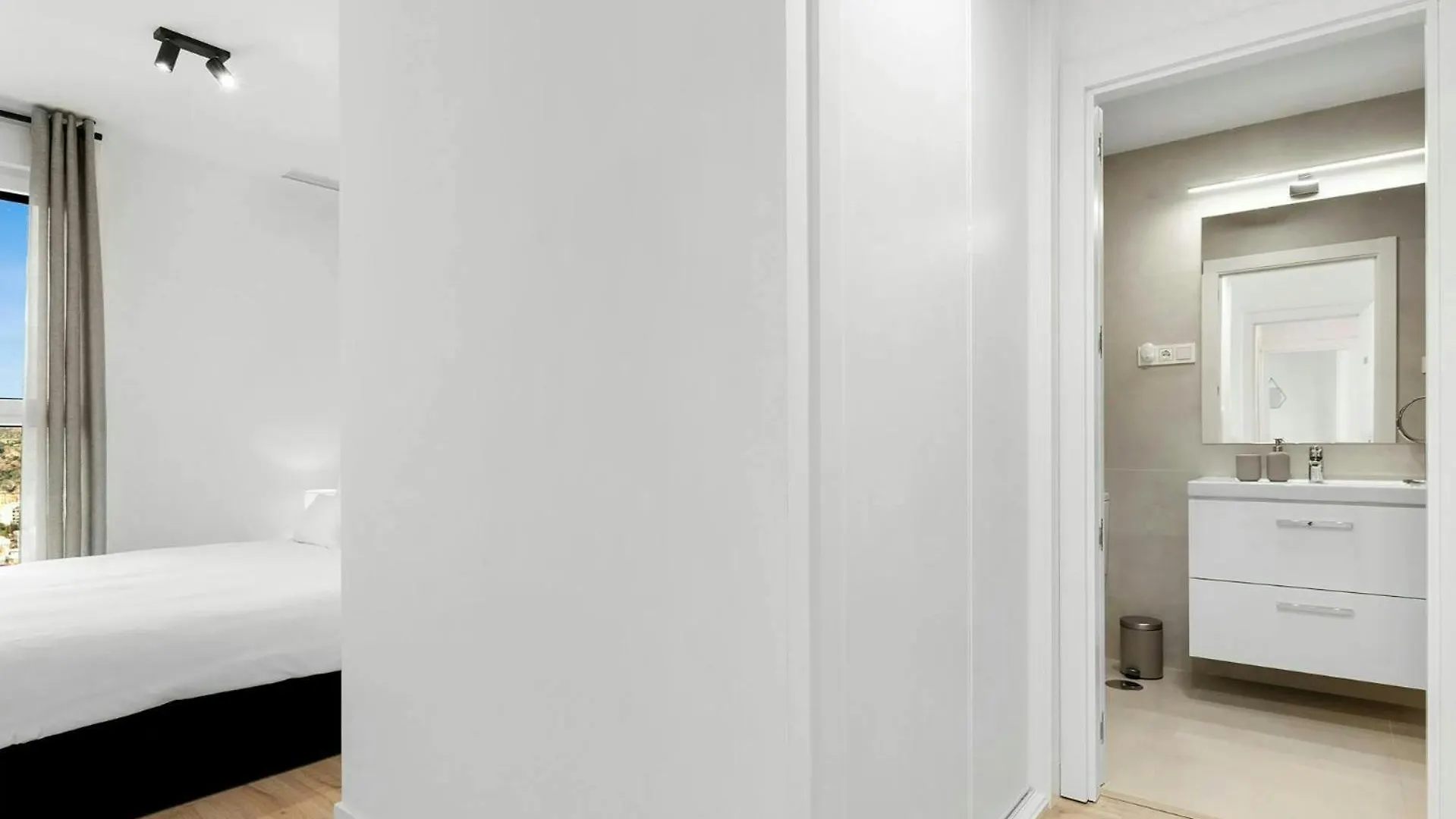 Malaga Eye Pool & Parking Free Apartment