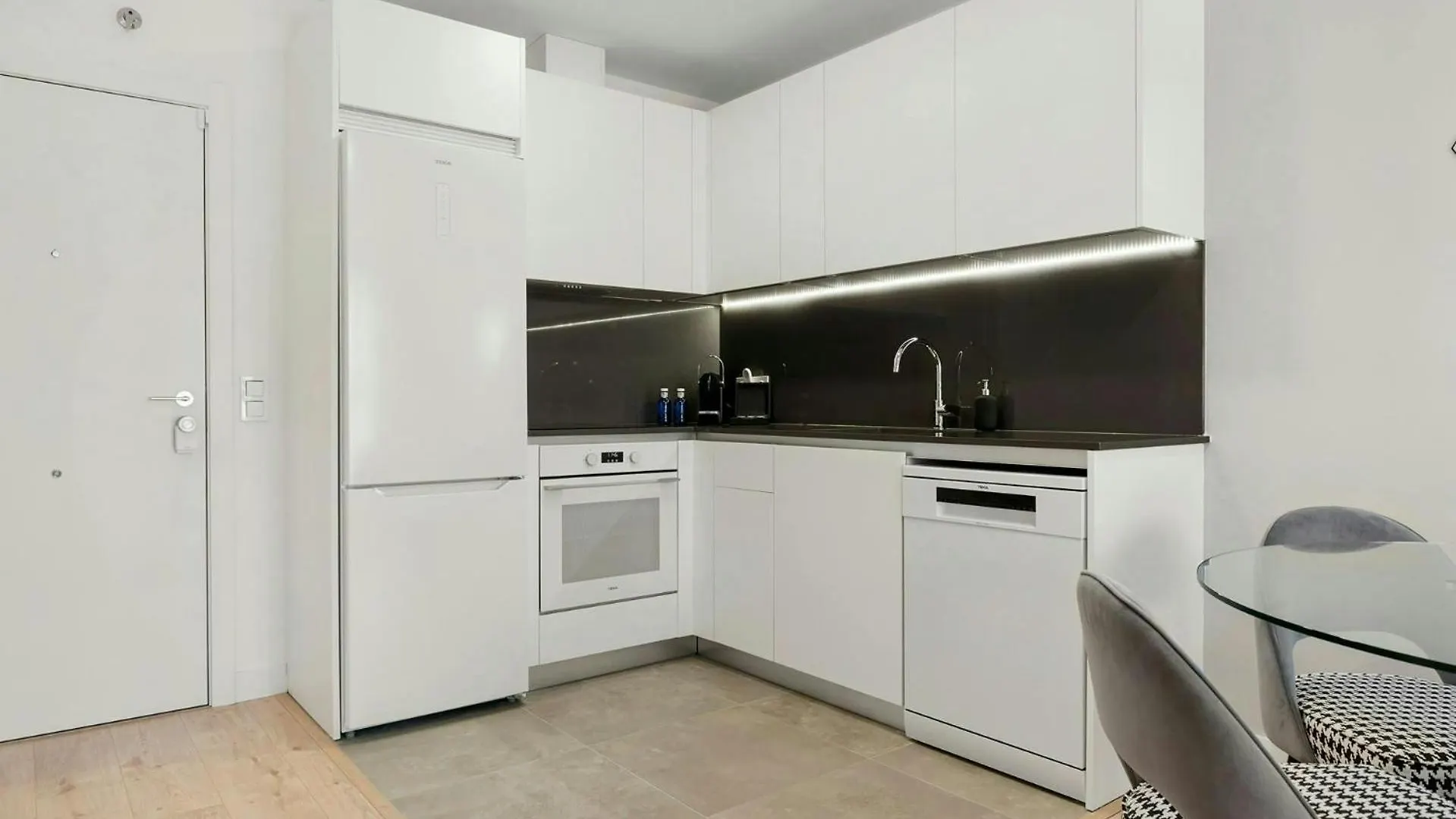 Malaga Eye Pool & Parking Free Apartment