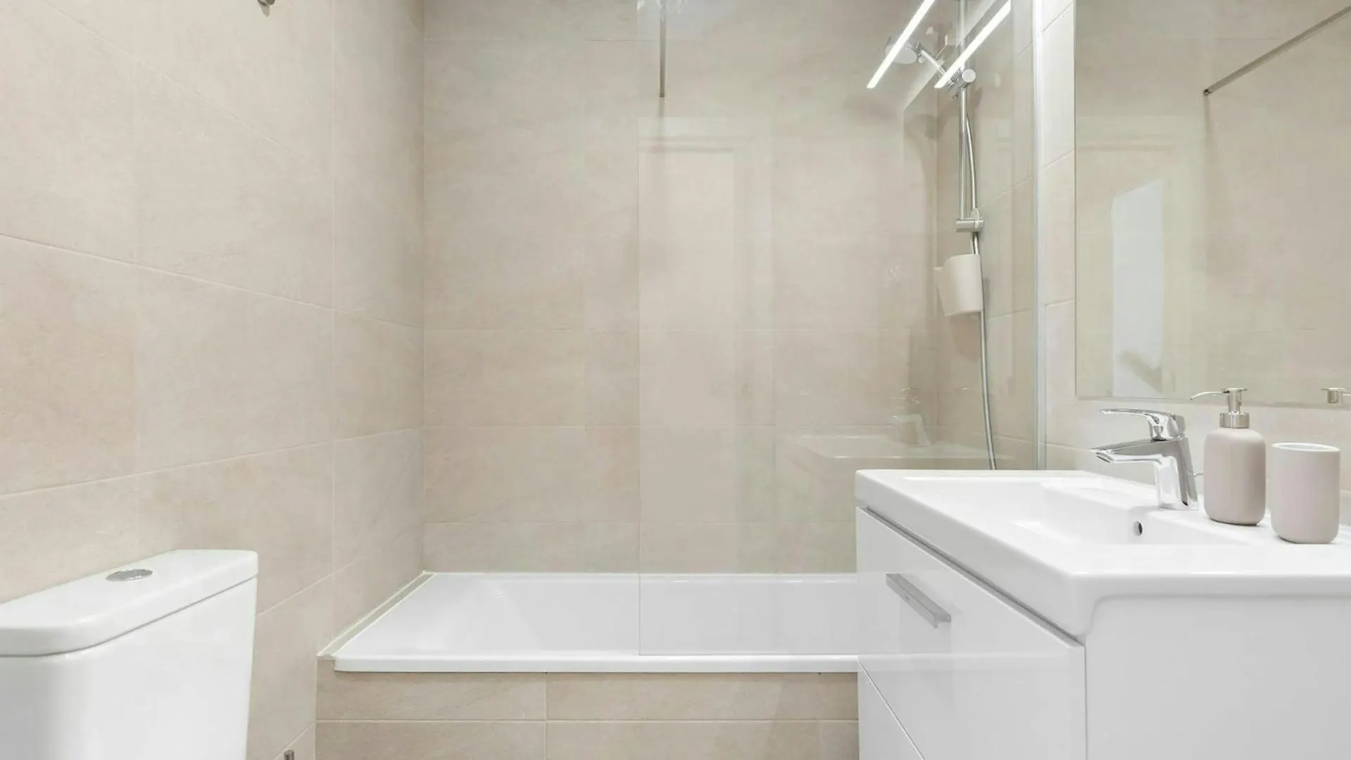 Malaga Eye Pool & Parking Free Apartment