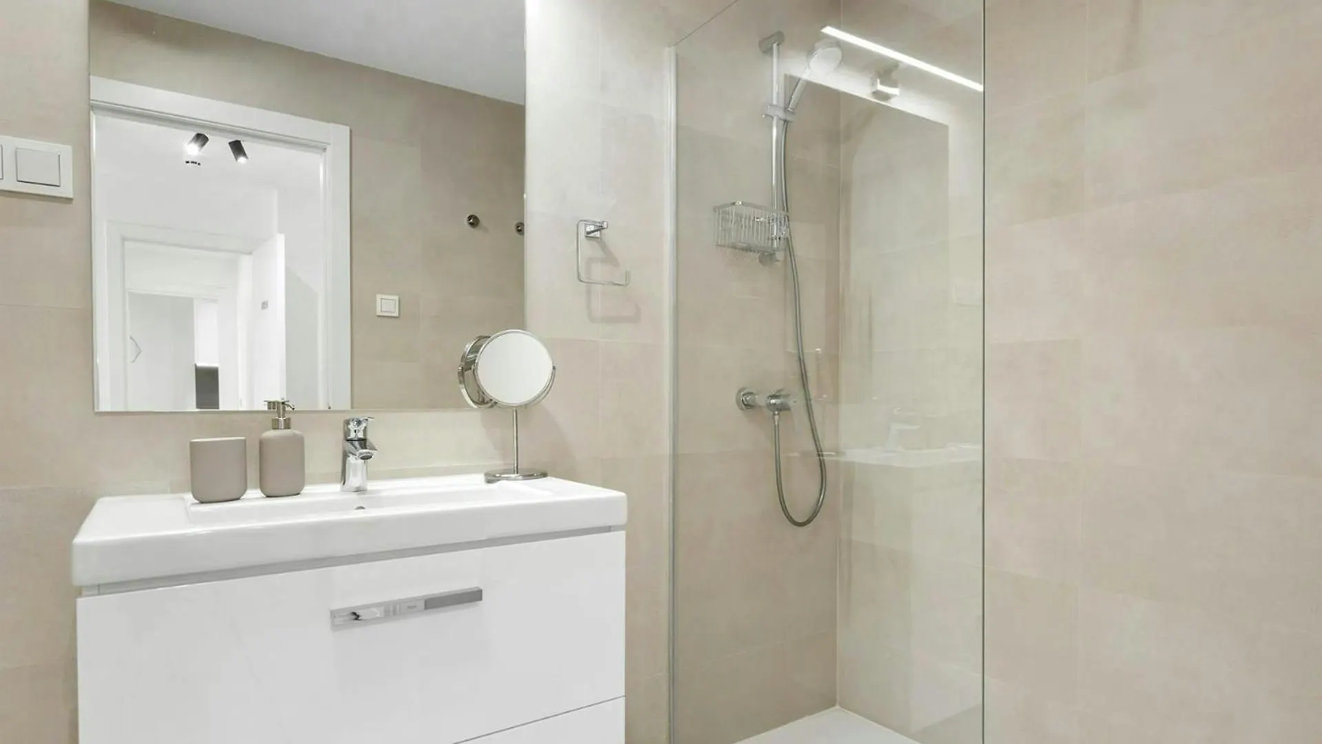 Malaga Eye Pool & Parking Free Apartment 0*,