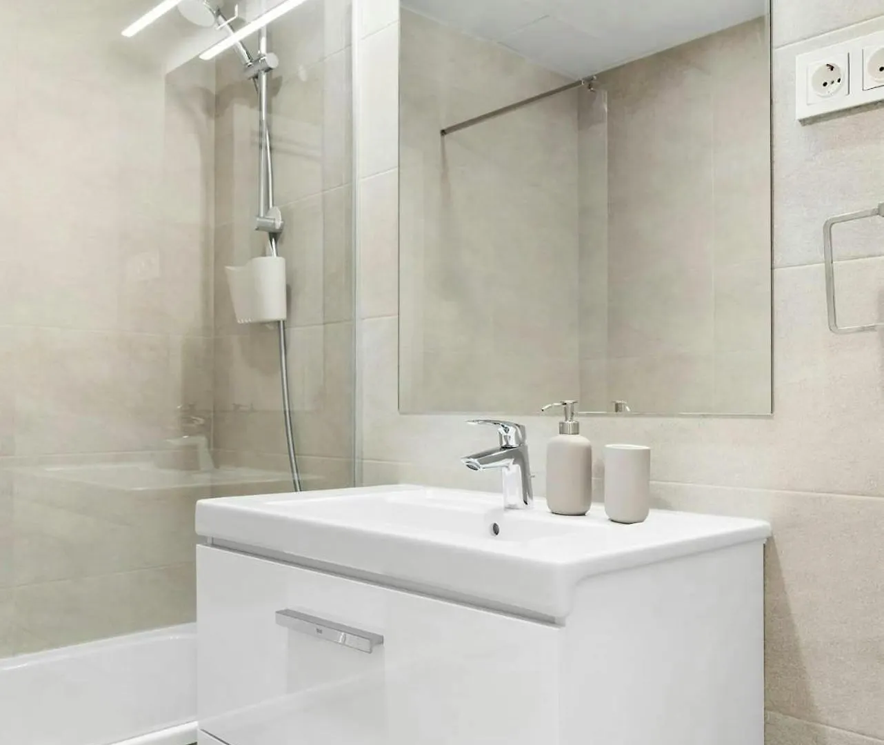 Malaga Eye Pool & Parking Free Apartment