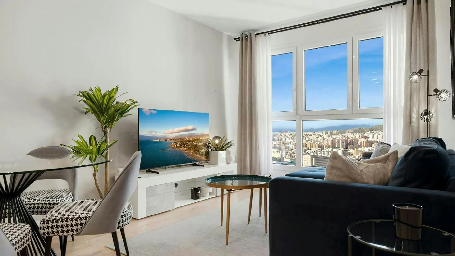 Malaga Eye Pool & Parking Free location