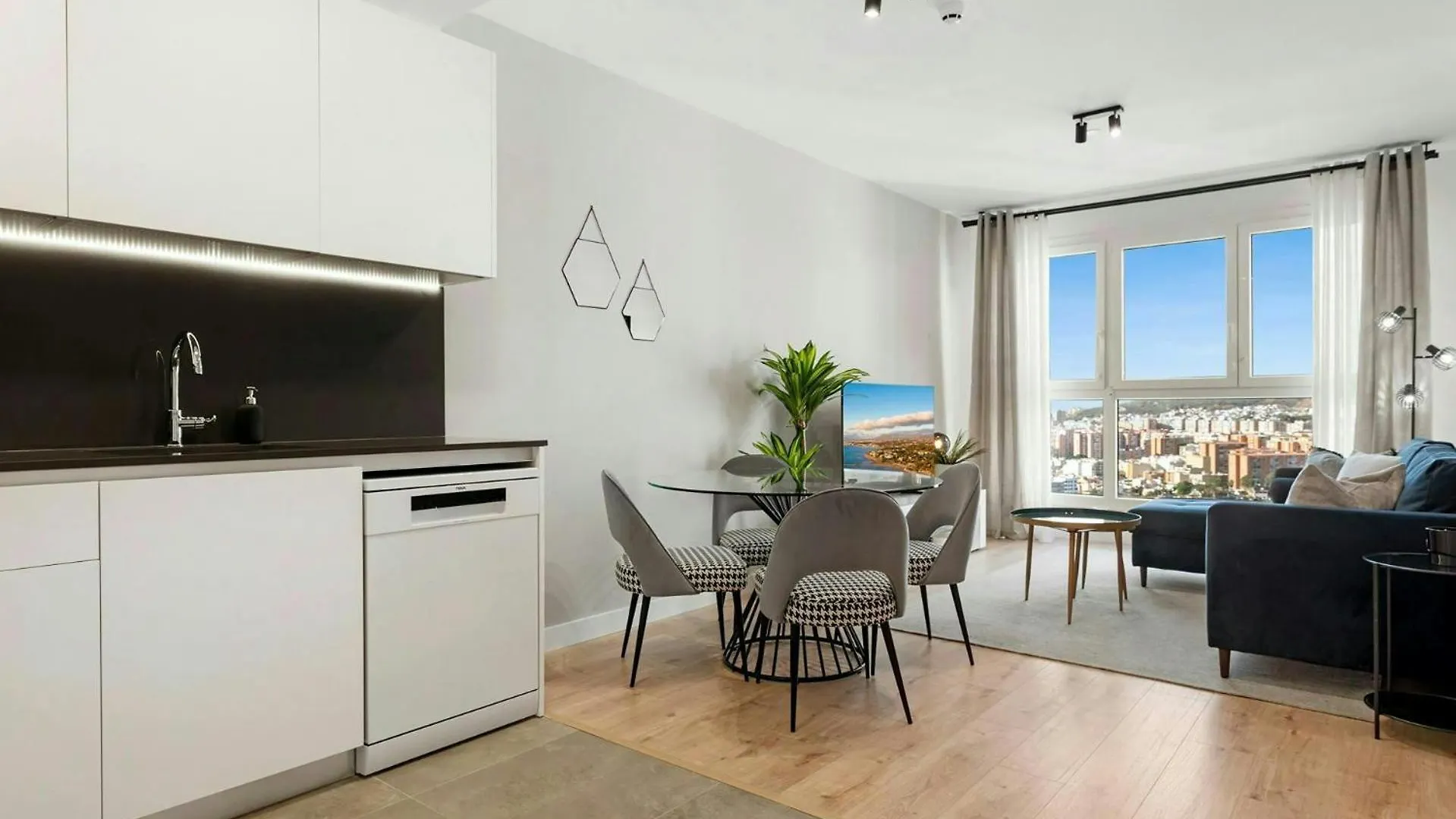 Malaga Eye Pool & Parking Free Apartment