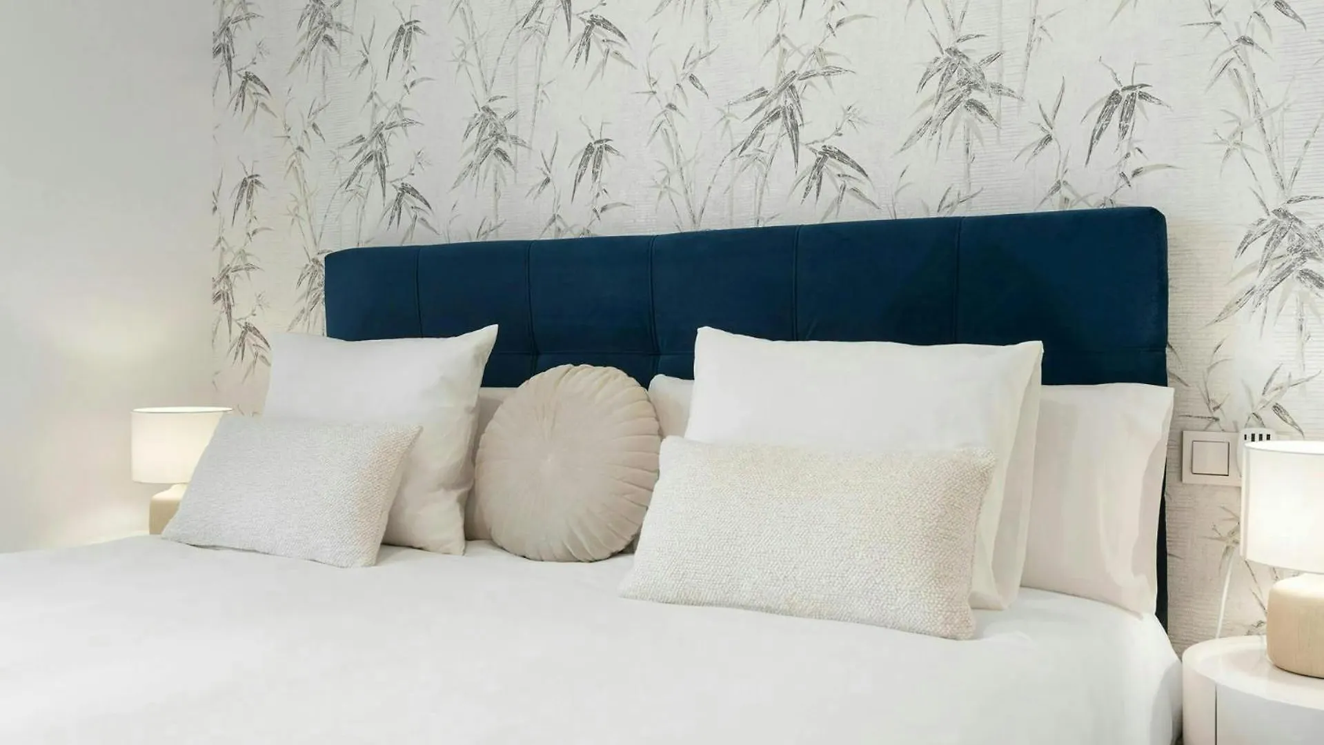 Malaga Eye Pool & Parking Free Apartment