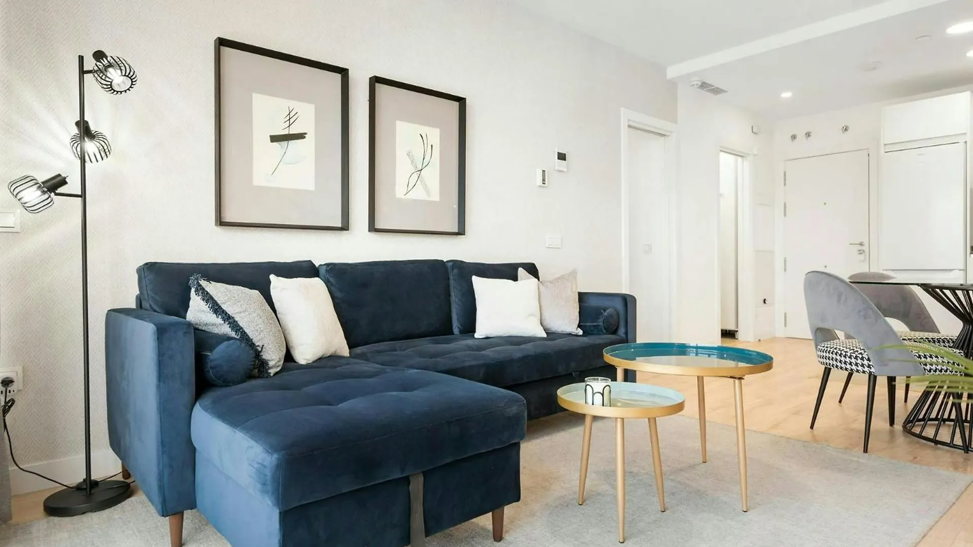 Malaga Eye Pool & Parking Free Apartment