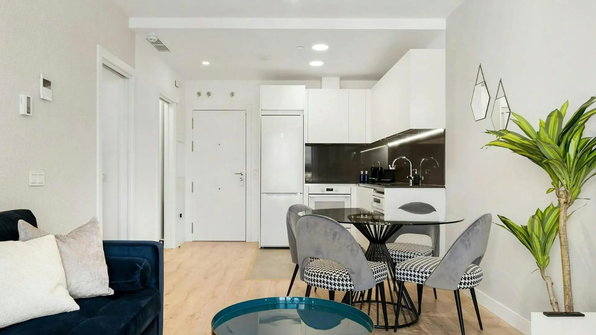 Malaga Eye Pool & Parking Free Apartment