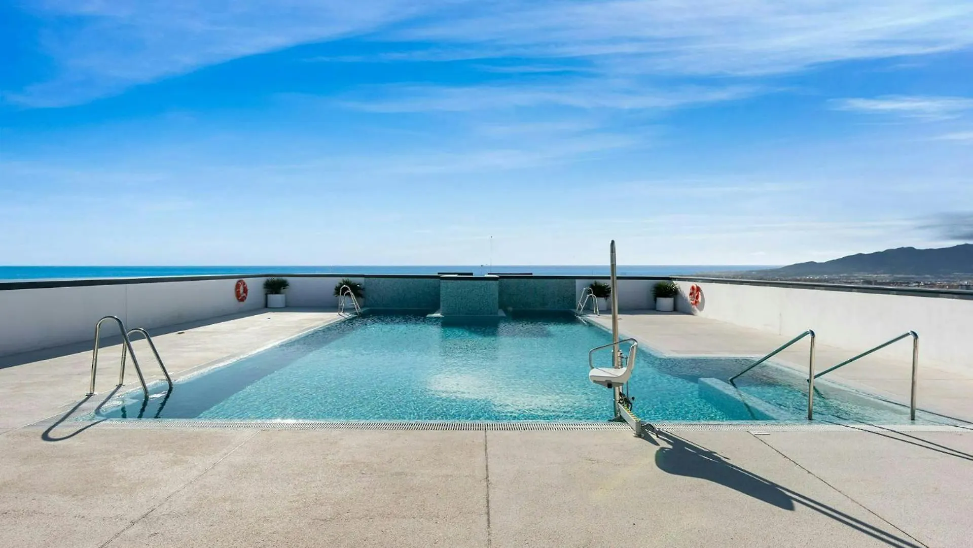 Malaga Eye Pool & Parking Free Apartment
