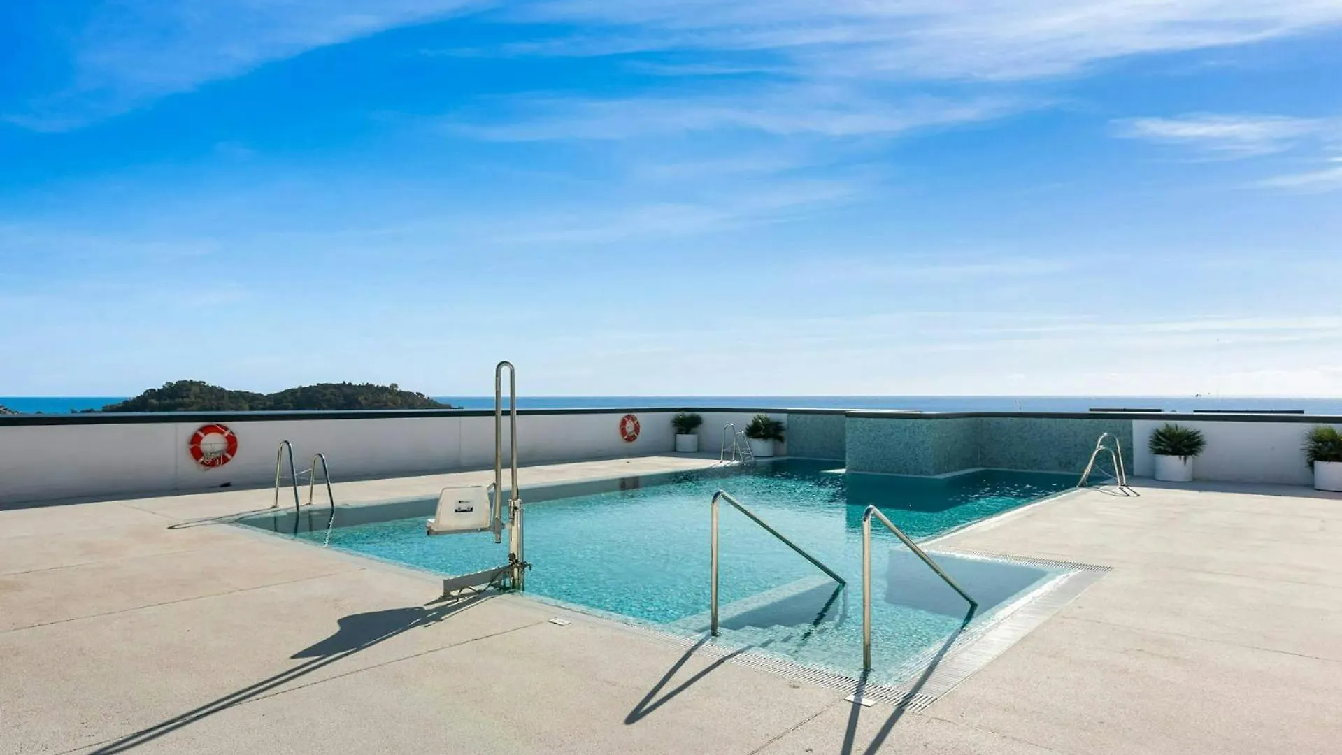 Malaga Eye Pool & Parking Free Apartment
