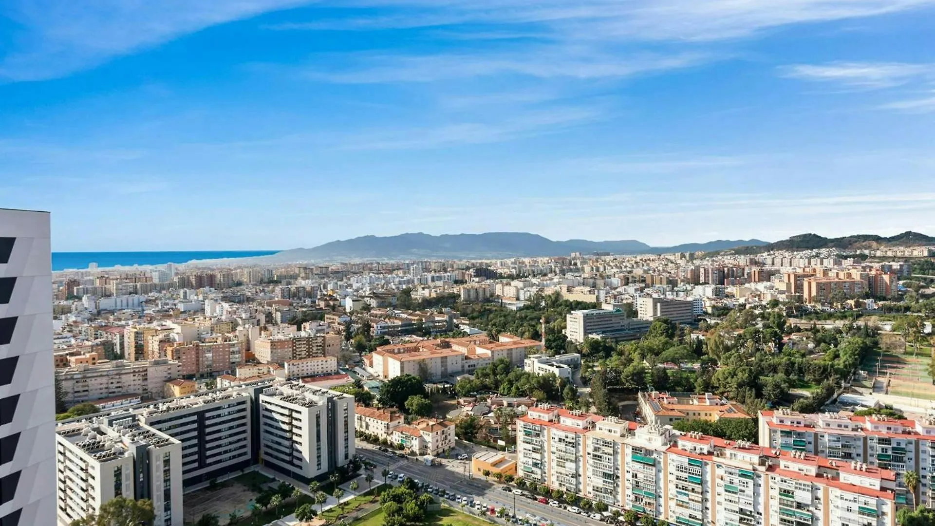 Malaga Eye Pool & Parking Free Apartment