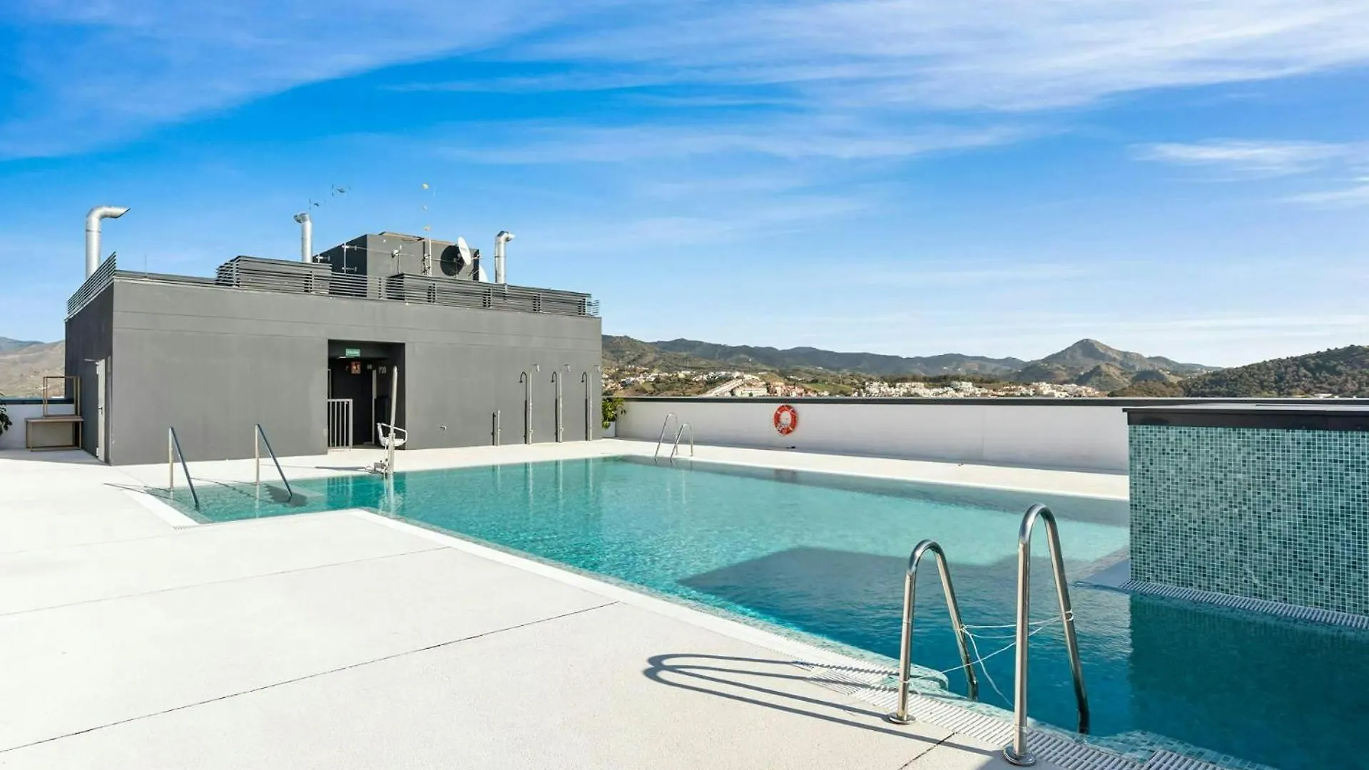 Malaga Eye Pool & Parking Free Apartment